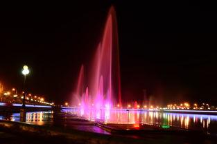 济宁网红喷泉夜景图片,济宁网红喷泉光影盛宴