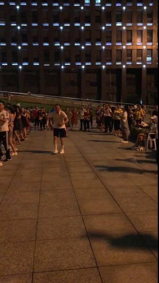 沈阳跳舞的网红叔叔是谁,舞动青春，网络红人新风尚