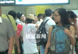 何炅机场爆料视频播放下载,揭秘明星幕后生活瞬间