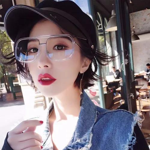 抖音热销眼镜女网红,潮流眼镜界的明星效应