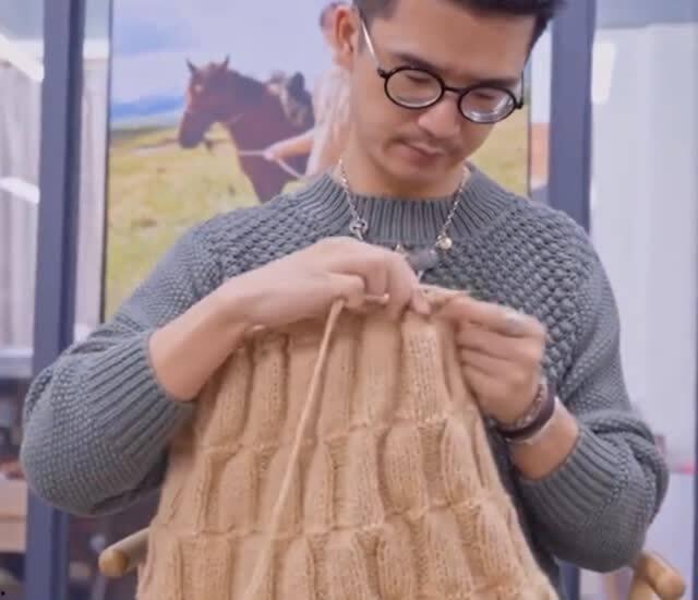 钩织毛衣网红男孩,编织梦想，温暖世界