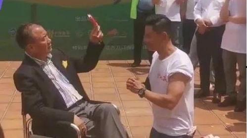 明星下跪磕头,当明星下跪磕头背后的真相揭晓