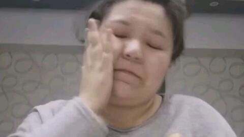 明星被粉丝气到哭,粉丝热情过度引发心酸瞬间