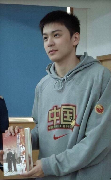 网红帅哥小鲜肉抽烟视频,网友热议健康与形象